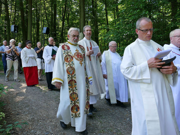 Festgottesdienst zum 1.000 Todestag des Heiligen Heimerads auf dem Hasunger Berg (Foto: Karl-Franz Thiede) Festgottesdienst zum 1.000 Todestag des Heiligen Heimerads auf dem Hasunger Berg (Foto: Karl-Franz Thiede)